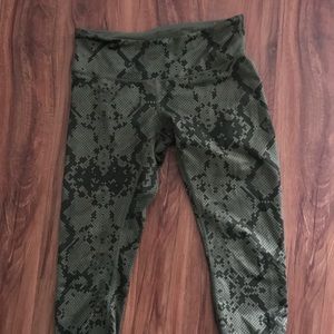 Lululemon snake print crop wunder under size 8